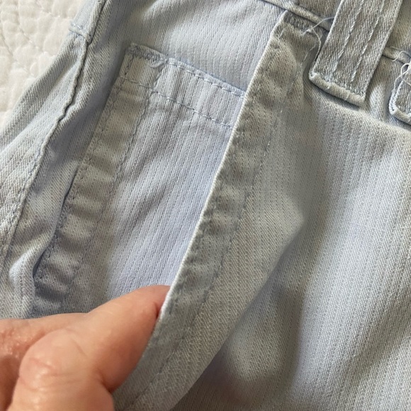 Gloria Vanderbilt Bermuda Shorts Light Blue Pin Stripe Flat Front Size 6 - Picture 6 of 13